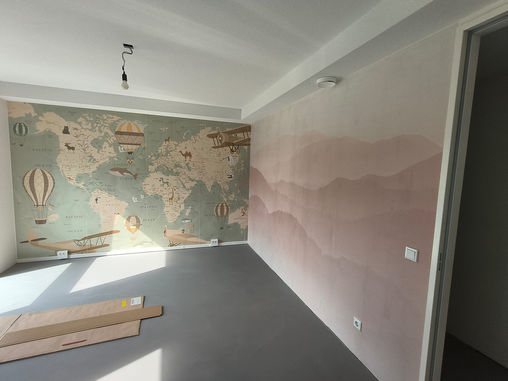 Lichte kamer met decoratief behang, roze wandafwerking en wit plafond
